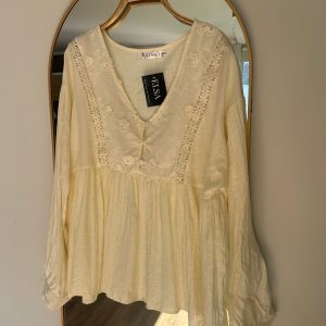 Inicio blusa bohemia bordada con encaje – manga larga y escote en v